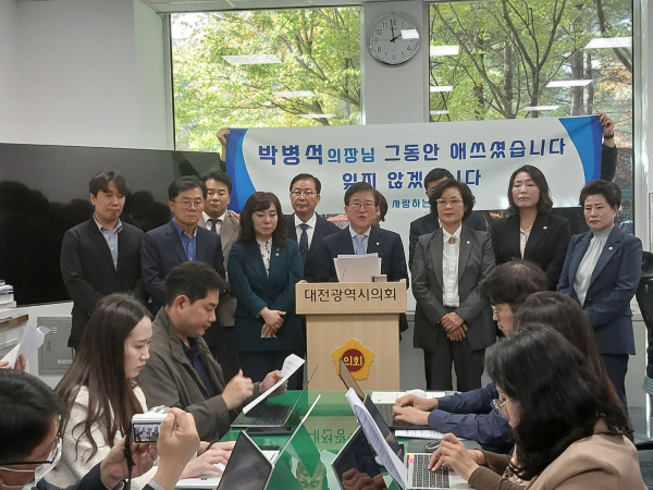 더불어민주당 박병석 국회의원이 지난 6일 대전시의회 기자실에서 22대 총선 불출마 선언에 대한 소회를 밝히고 있다.