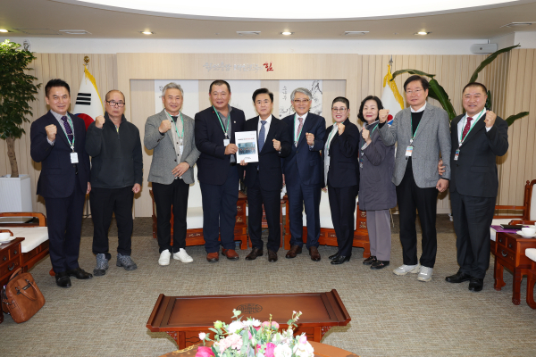 경찰병원 범시민 추진협회의, 김태흠 도지사 면담 후 기념사진