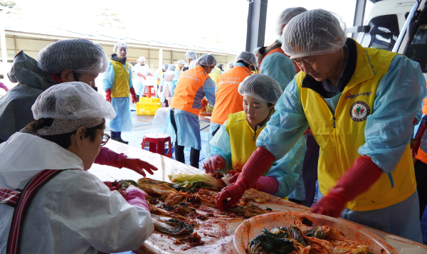 지난 15일 충남 태안군청에서 ‘2023년 사랑의 김장나눔 행사’를 진행했다