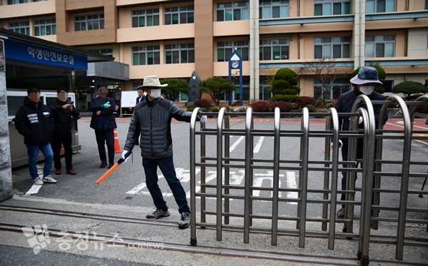 입실 완료 시간인 오전 8시 10분이 지나자 대전 한밭고등학교 교문이 닫히고 있다.