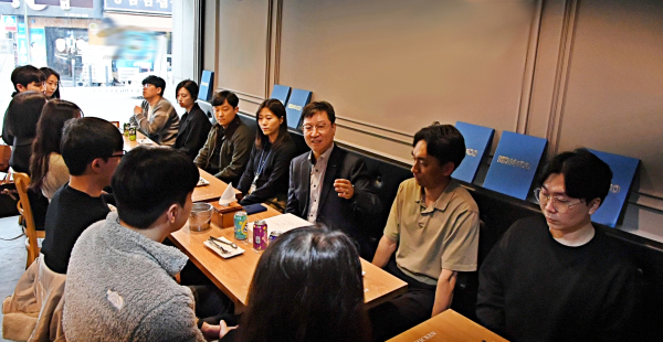 성창훈 조폐공사 사장(오른쪽 세 번째)은 MZ세대로 구성된 ‘KOMSCO MZ 타운홀 미팅’에 참석하여 젊은 직원들과 자유로운 의견을 나누고 있다.