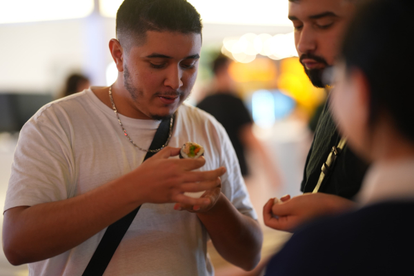 K-냉동김밥을 시식 중인 두바이 현지인