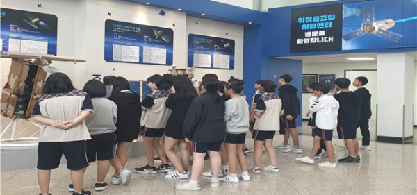 조치원중 학생들이 한국항공우주연구원 위성총조립시험센터를 견학하고 있다.