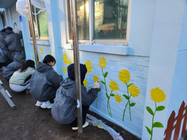 벽화 그리기 봉사 진행 장면/남서울대 제공
