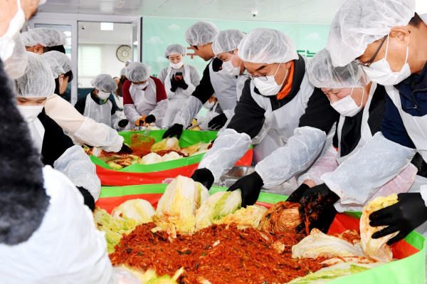 지난 18일 청년모아에서 진행한 '3대가 하나되는 김장나눔 행사 진행