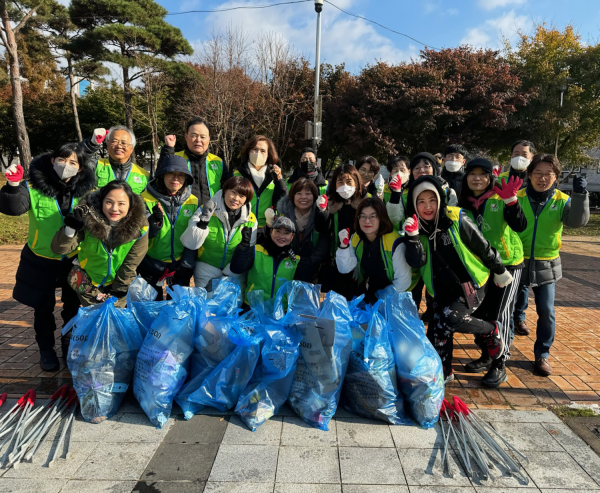 지난 18일 종합사회복지관 강사협의회 강사들과 복지관 직원들이 예천동 하천 일대에서 환경정화 활동을 하고 있다