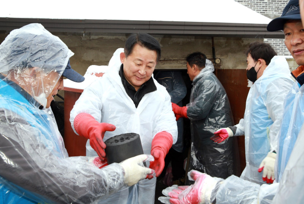 서구 따뜻한 겨울나기 사랑의 연탄 나눔에 동참한 서철모 구청장