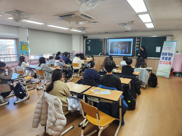 흥룡초 찾아가는 인구교육 모습