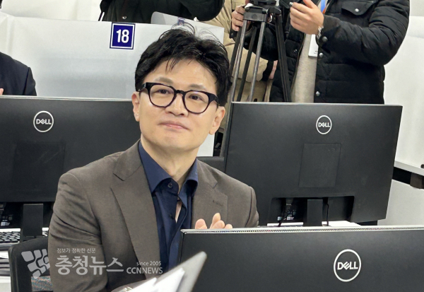 한동훈 장관이 CBT 대전센터에서 시험장을 체험하고 있다.