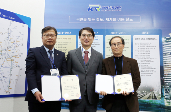 손병두 건설본부장(가운데)이 22일 시상식 이후 ㈜대우건설 김기식 소장(왼쪽), ㈜시온시스템 손인규 대표(오른쪽)와 함께 기념촬영을 하고 있다.