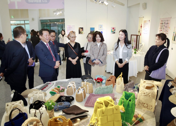 지난 21일 서구문화원에서 열린 평생학습 수강생 작품발표회  개최