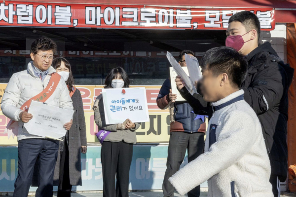 최충규 대덕구청장(사진 왼쪽)과 관계자들이 21일 아동학대 예방 주간을 맞아 대덕구 한남오거리에서 출근길 시민들을 대상으로 아동학대 예방의 중요성을 알리기 위한 홍보 캠페인을 진행