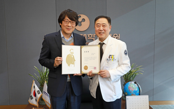 사진 오른쪽이 세종충남대학교병원 권계철 원장, 왼쪽은 대리 수여한 대한적십자사 중부혈액검사센터 민혁기 원장