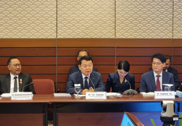 윤석대 한국수자원공사 사장(사진 앞줄 가운데)이  22일 필리핀 마닐라 아시아개발은행(ADB)에서 개최된 제22차 UN ‘물과 재해에 관한 고위급 전문가 패널(이하 HELP)’의 신규 공식위원으로 선임되며 발언을 하고 있다.