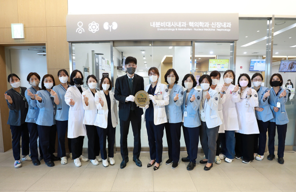 당뇨병교육인증병원 현판식 단체사진