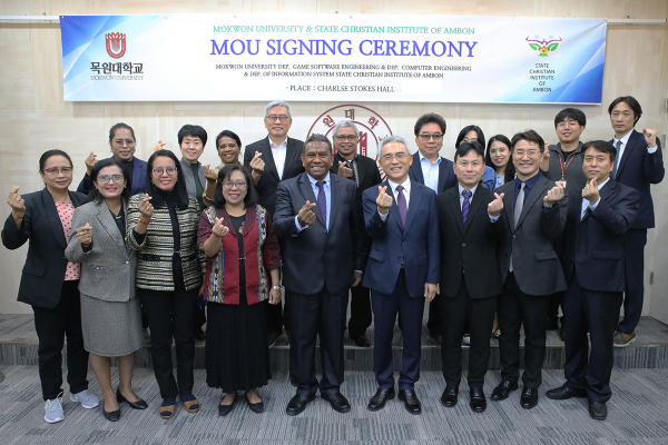 ‘목원대·암본 대학 교육발전 업무협약식’에서 양 대학 관계자 등이 기념촬영