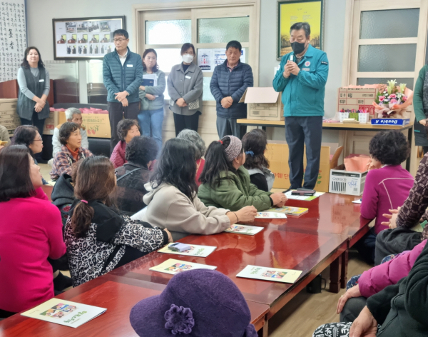 지난 23일 소원면 시목1리에서 진행된 태안군가족센터의 ‘찾아가는 중․장년기 부부 소통 교육’ 모습.