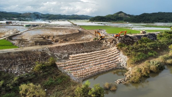 지난 7월 폭우 피해가 발생한 군내 하천 복구 사업을 차질 없이 추진