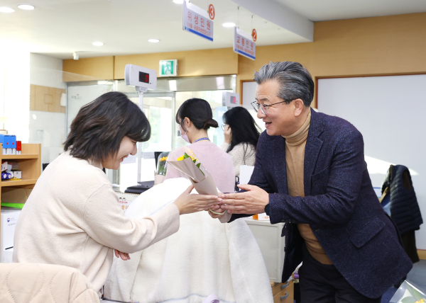 정용래 유성구청장이 민원의 날을 맞이하여 민원처리 담당자에게 꽃을 전달하고 있다