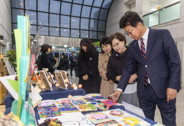 최충규 대덕구청장(사진 오른쪽)이 대덕구청소년어울림센터에서 열린 ‘2023 대덕구 지역아동센터 연합발표회’에 참석해 아동들이 만든 작품들을 관람하고 있다