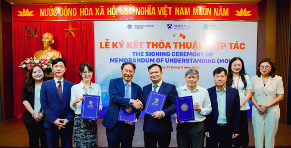 김욱(왼쪽 넷째) 배재대 총장이 지난 23일 베트남 하노이 폴리테크닉대를 방문해 신‧편입생 유치 협약을 체결하고 있다.