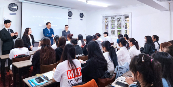 김욱 배재대 총장이 지난 24일 베트남 하노이의 MAP유학원을 찾아 한국 유학을 희망하는 현지 학생들에게 배재대의 유학생 커리큘럼을 설명하고 있다.