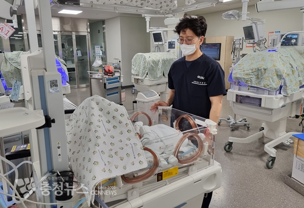 세종충남대병원 신생아중환자실 이병국 교수가 아기의 상태를 살피고 있다.
