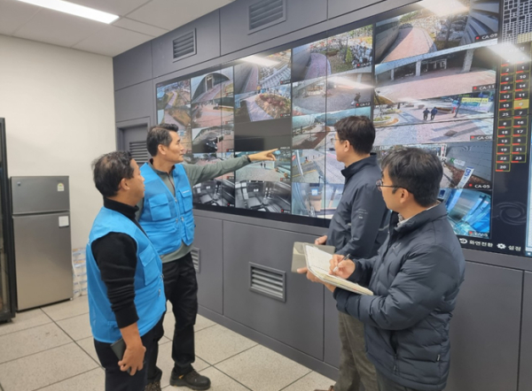 행복청 관계자가 정부세종청사 체육관 위험성평가를 위한 현장점검을 실시하고 있다