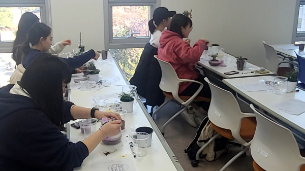 국립한밭대학교가 진로선택 및 취업준비에 스트레스를 받는 학생 등을 위해 운영한 식물 테라피 운영 모습