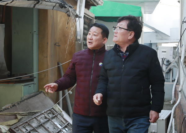 28일 서철모 서구청장을 비롯한 행안부 관계자들이 빈집 현장을 둘러보고 있다