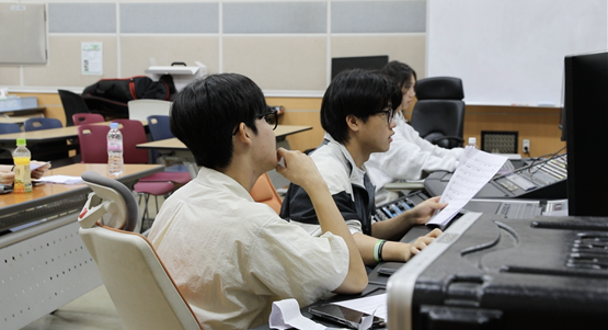 한국영상대 음향제작과 창업동아리 SIGNAL 학생들이 음반 작업에 열정을 쏟고 있다.