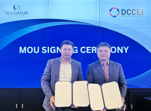지난 24일 몽골 울란바토르에서 소크라투스 스타트업 스튜디오(Socratus Startup Studio)와 업무 협약을 체결했다. (왼쪽부터 Socratus Startup Studio Munkhtsog.A CEO, 대전창조경제혁신센터 황윤성 본부장) / 사진제공=대전창조경제혁신터