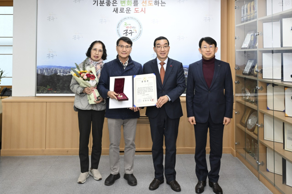 지난 28일 중구청에서 진행된 6.25참전유공자 무공훈장 전수 기념사진