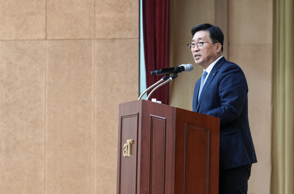 창립 56주년 기념사 중인 김춘진 사장