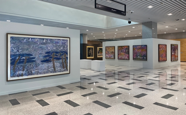 오승우 화백의 작품이 전시된 IBS KAIST 캠퍼스 로비 전경
