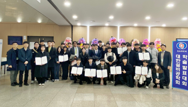 대한설비공학회가 지난 24일 개최한 경진대회 및 학술발표대회 후 국립한밭대학교 설비공학과 학생 및 교수가 단체 기념촬영