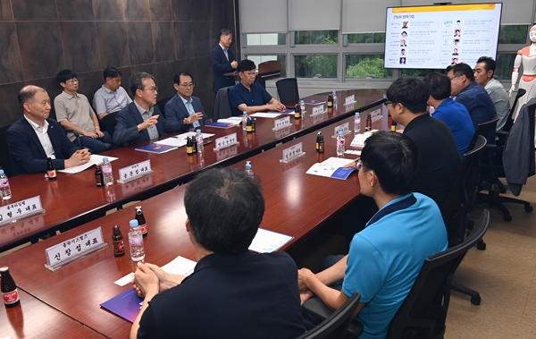 ETRI 방승찬 원장이 공동사업화랩 참가 창업기업 대표들과 환담하는 모습