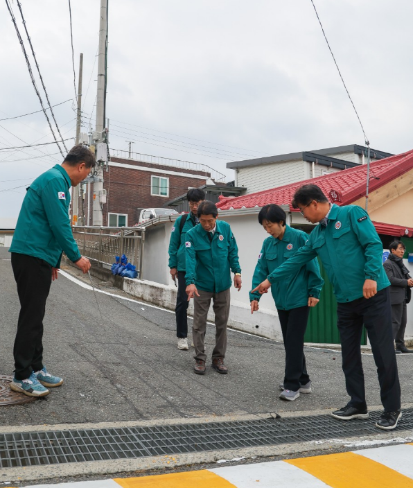 한화진 환경부 장관(사진 왼쪽 네 번째)과 최충규 대덕구청장(사진 오른쪽)이 환경부 ‘2024년도 기후위기 취약지역 지원사업’에 선정된 신탄진동 일원의 결빙 취약지를 방문해 현장을 살피고 있다