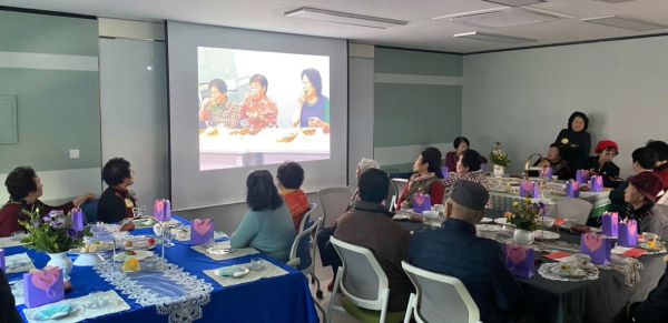서구종합재가센터가 홀로 사는 어르신들을 대상으로 건강 차 만들기 프로그램 ‘티-파티(TEA-PARTY)’를 3개월간 운영