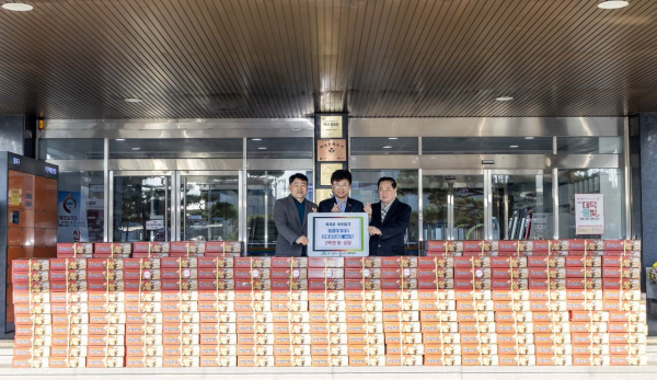 (사진 왼쪽부터) 김경모 신성제과(주) 대표이사, 최충규 대덕구청장, 김창덕 ㈜상봉공영 대표이사가 어려운 이웃을 돕기 위한 전병과자 기탁식을 진행한 후 기념 촬영