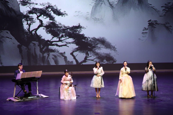 장애인예술단 ‘어울림’이 공연을 하고 있다.