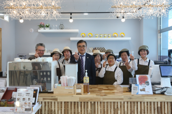 올해 2월 노인일자리 수행기관 카페 동백 방문 모습