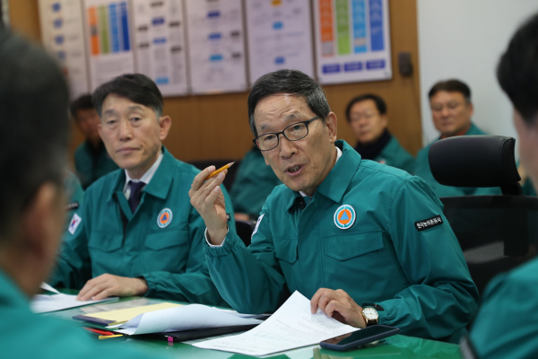 이병호 한국농어촌공사 사장이 30일 오전 공사 재난안전상황실에서 경주 지진 현황 및 주요 조치사항을 점검하고 있다.