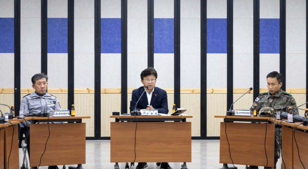 최충규 대덕구청장(사진 가운데)이 30일 구청 대회의실에서 열린 ‘2023년 4분기 대덕구 통합방위협의회’에서 당부 사항을 전하고 있다.