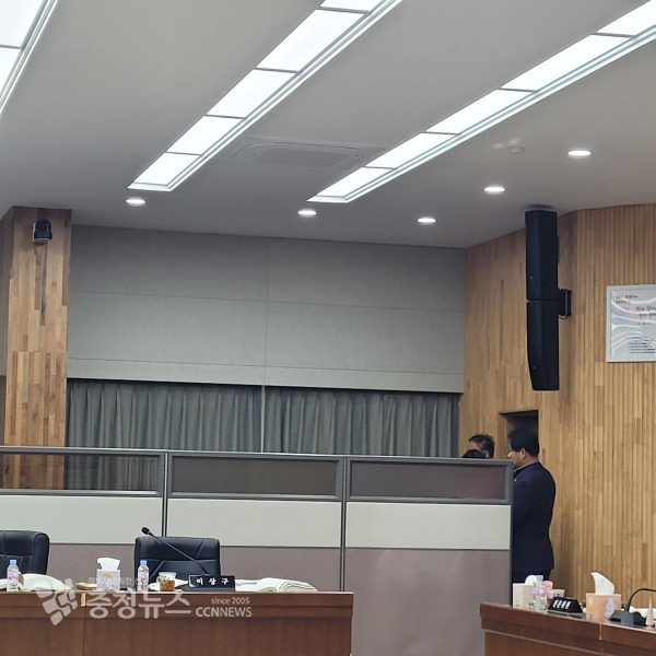 의회는 청소년재단 행감 전 10분 간 긴급회의를 열고 사실상 행감 거부를 결정했다. / 조홍기 기자
