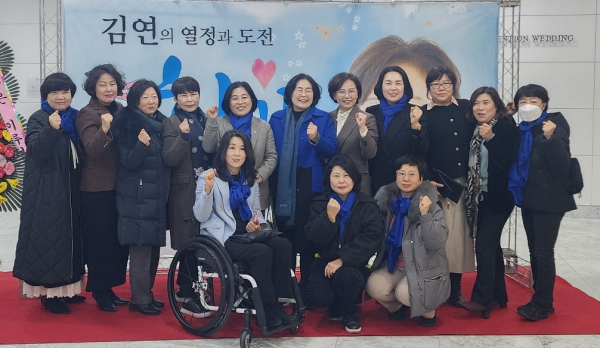 지지자들과 출판기념회 기념사진을 찍고 있는 김연 전 민주당 정책위 부의장/사진=박동혁 기자