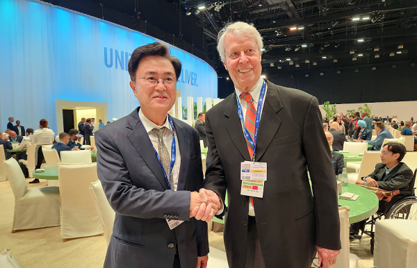 유엔기후변화협약 당사국총회에 참석한 주요인사들과의 인사하는 김태흠 충남지사