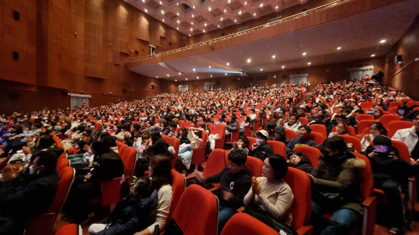 2023 희망행복나눔페스티벌에서 어린이들과 우수자원봉사자들이 공연을 즐기고 있다