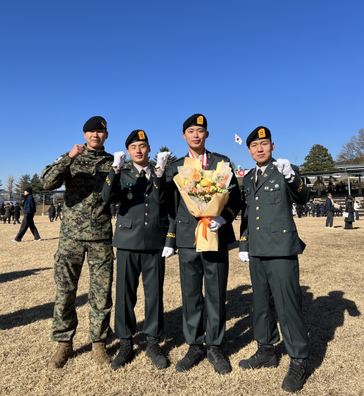 장현성 하사, 육군특수전학교 수석임관으로 국방부장관상 수상 영예(좌측 세번째 꽃다발)