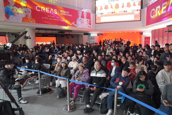 지난 3일 대전 골프존조이마루에서 열린 ‘크리스에프앤씨 GTOUR 인비테이셔널’ 현장을 가득 채운 갤러리 모습.
